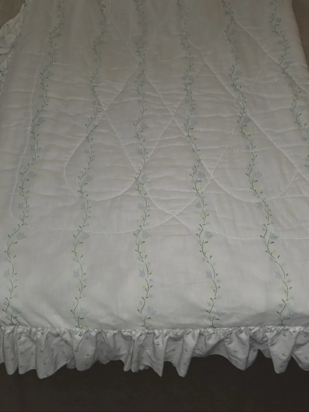 Vintage 1980s 1990s Quilted White Tulip Floral Ruffle Comforter Pillowcase Set